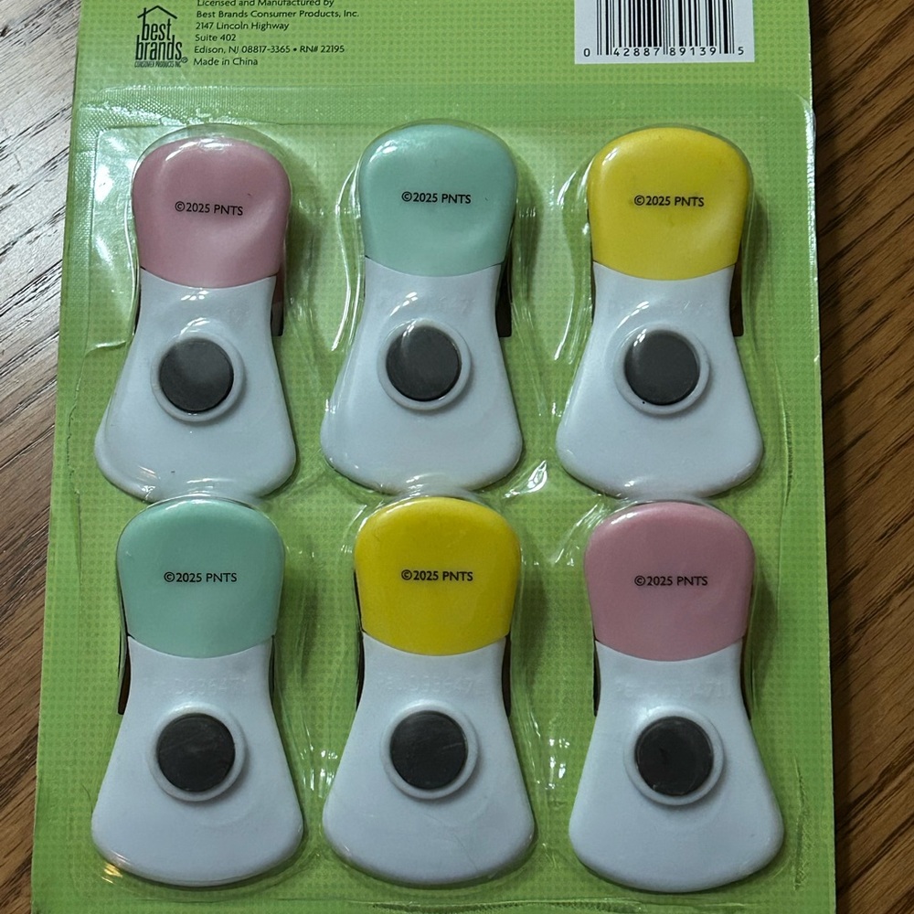 Peanuts Snoopy Magnetic Bag Clips - Yellow Green Pink (6 Pack) - Picture 2 of 3